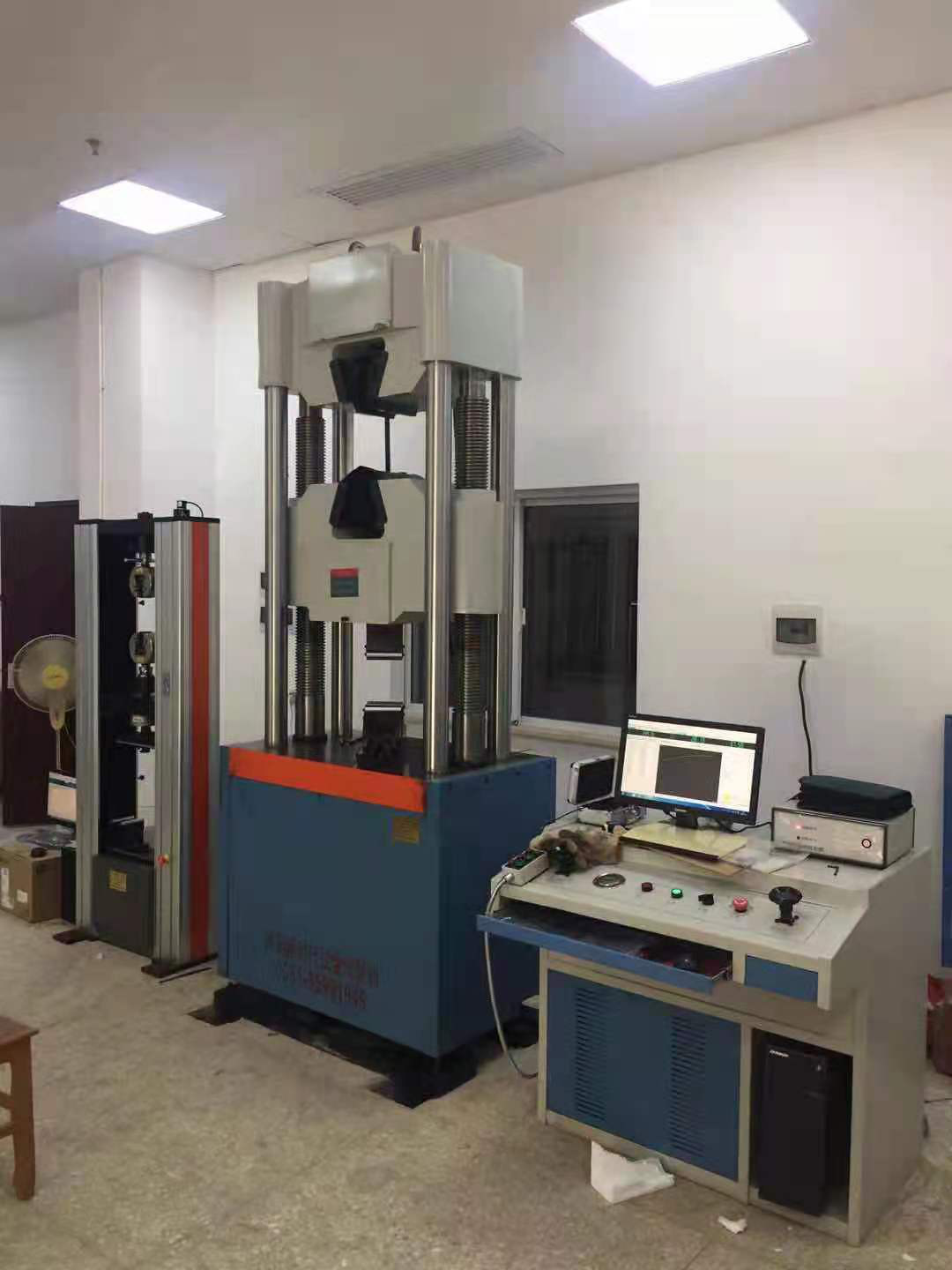 江蘇試金鍛件、汽車零部件微機(jī)控制300噸電液伺服萬能試驗(yàn)機(jī)